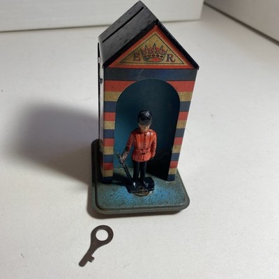AG492 Queen's Guard Wachdose Spardose Dose Metall selten Vintage Sammlerstück