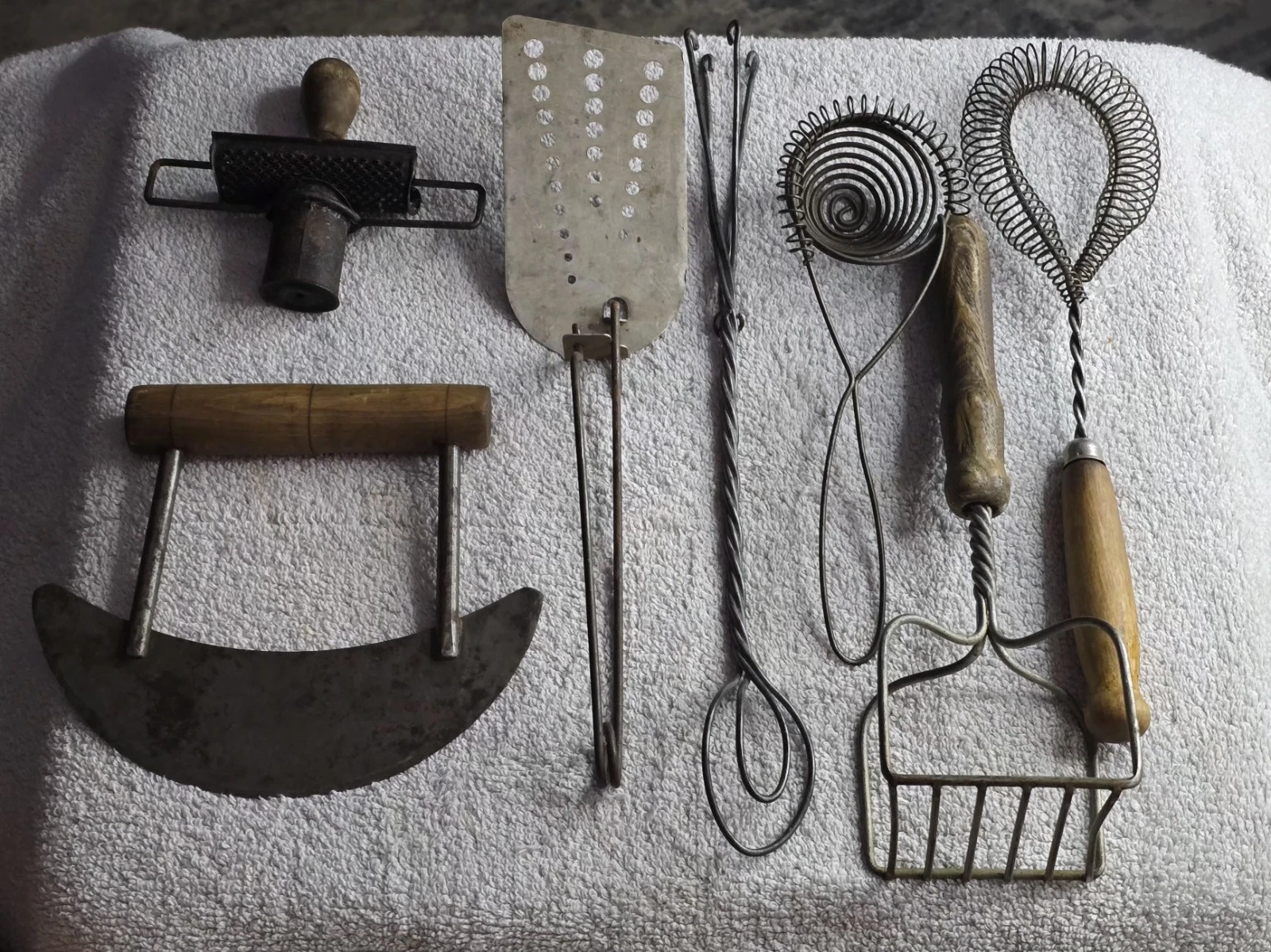 Vintage Metal Kitchen Utensil Egg Separator Whisk Spatula Beater Potato Mash Etc
Opens in a new wind