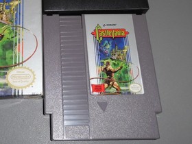 VINTAGE NINTENDO NES CASTLEVANIA VIDEO GAME WITH BOX. NEAR COMPLETE NO MANUAL