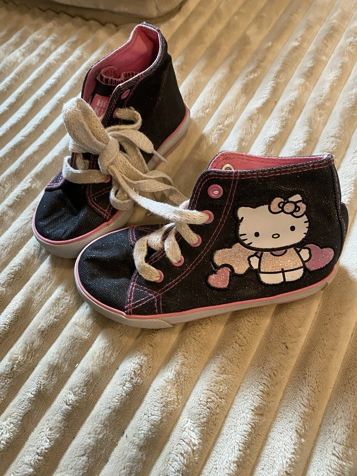 Zapatos de caña alta negros y rosas Hello Kitty para niñas talla 9 Foto 2 de 3