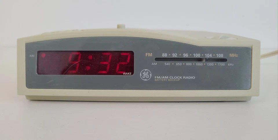 Vintage General Electric 7-4812A Beige Digital AM/FM Alarm Clock Radio Works - Image 2 of 4
