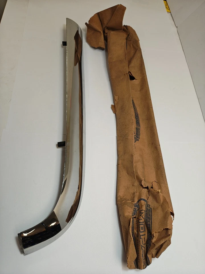 Chrysler Saratoga 1957-1958 capó delantero izquierdo a moldura de apertura de rueda 1686519 nuevo de stock Foto 3 de 4