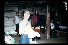 Mujeres y hombres en una cabaña de troncos a principios de la década de 1950, Kodachrome Slide aa 9-13a
