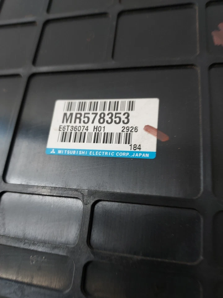 Módulo de control del motor Mitsubishi Montero 2003 ECU ECM MR578353 OEM Foto 2 de 4