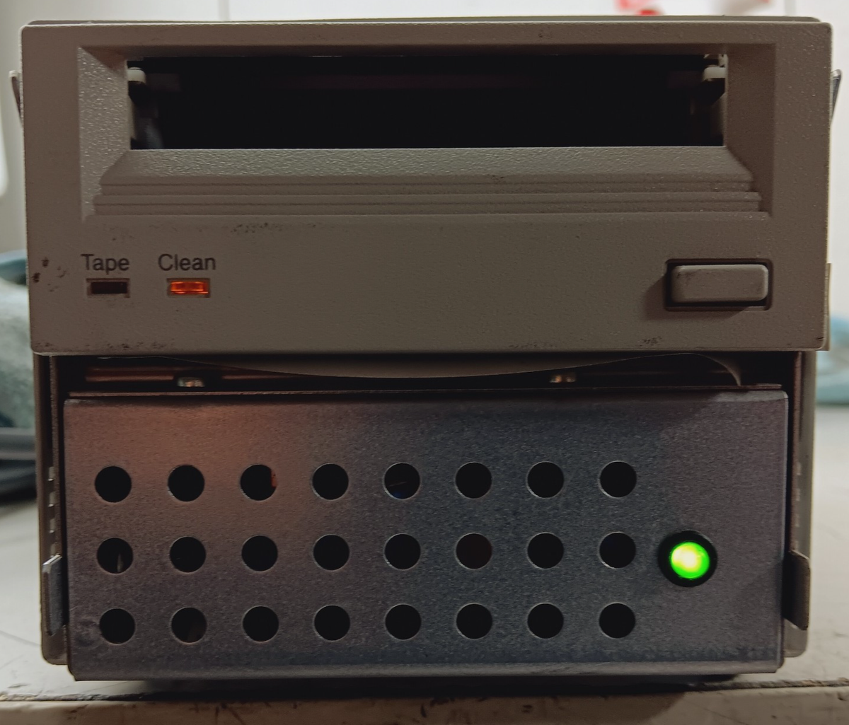 HP Hewlett Packard SureStore Dat24 External Tape Drive C1556c for