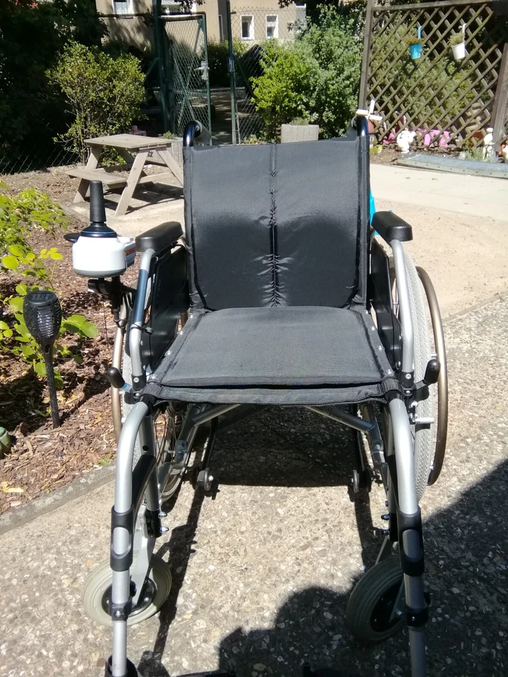 DIETZ LEICHTGEWICHTSROLLSTUHL MIT Radantrieb e-Drive Decon Med 1050