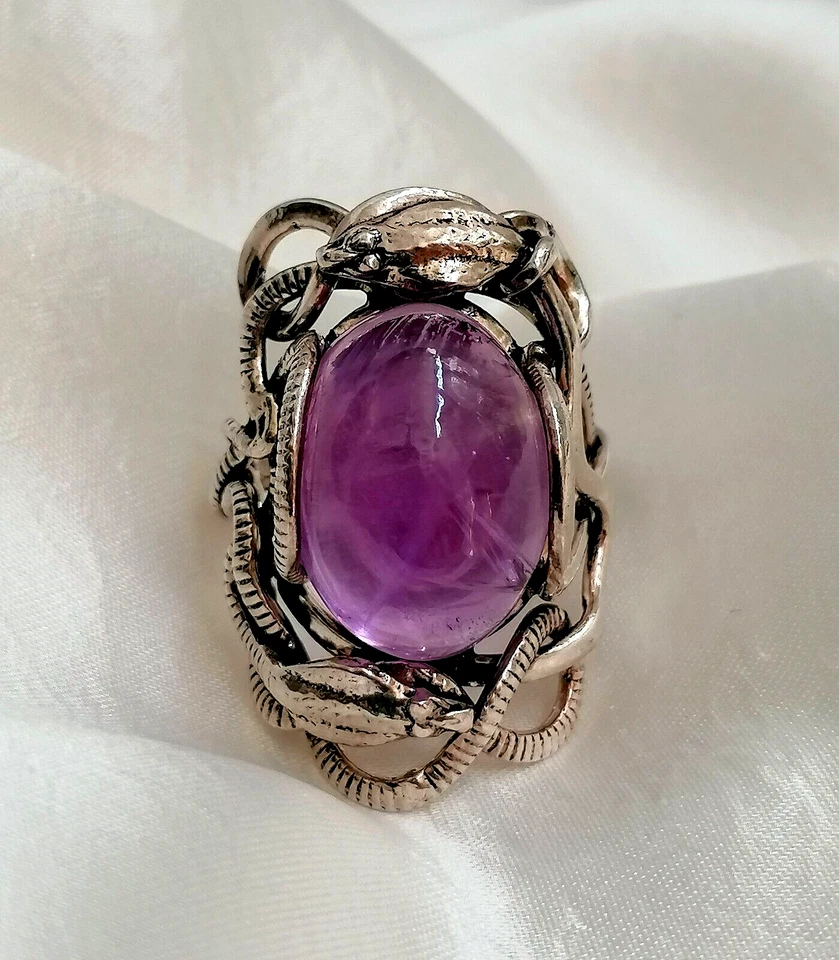 SPETTACOLARE ANELLO CON GRANDE AMETISTA CABOCHON E ARGENTO PEZZO UNICO. - Immagine 2 di 4