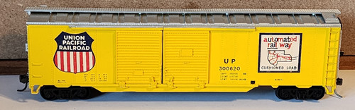 Union Pacific RR 50' DD Boxcar 300620 con ruedas Kadee y metal escala Athearn HO | Zustand: Used