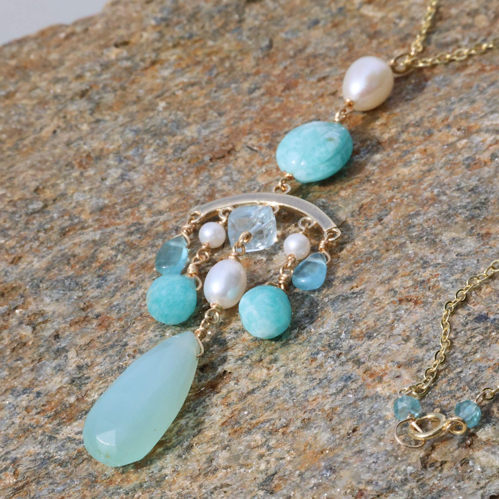 Collier topaze et chrysoprase, une création de perles naturelles source d'harmonie