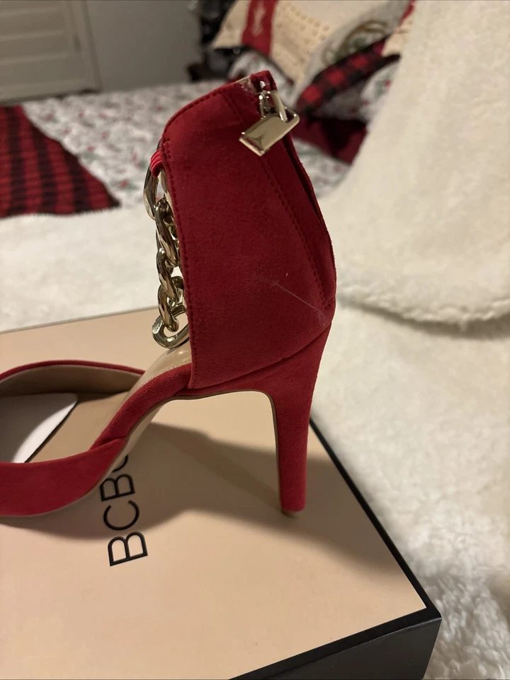 Hermosas bombas de gamuza lápiz labial rojo generación BCBG con cadena al tobillo 8 M Foto 4 de 4