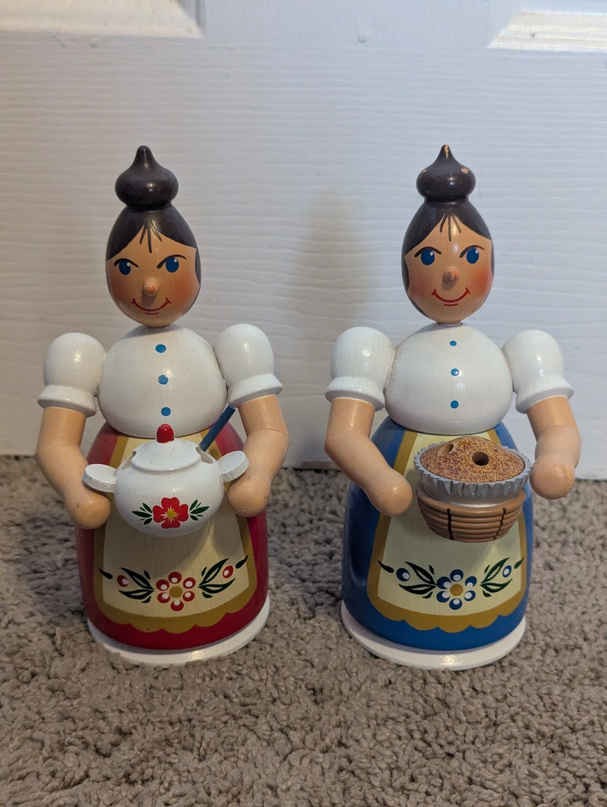 Erzgebirgische Volkskunst Incense Smoker Lot -Woman with Apron Holding Pot / Pie