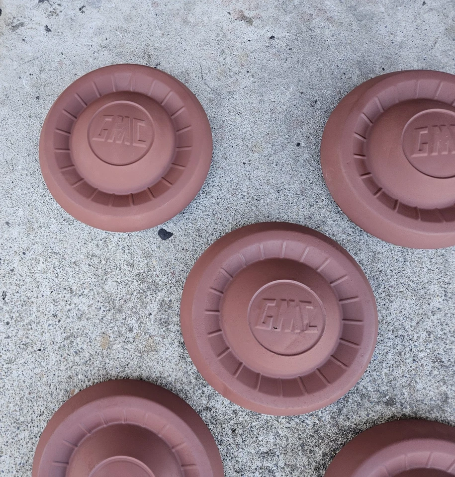 Tapacubos plato perro camioneta GMC 1955-1959 de colección originales granallados e imprimados  Foto 2 de 4