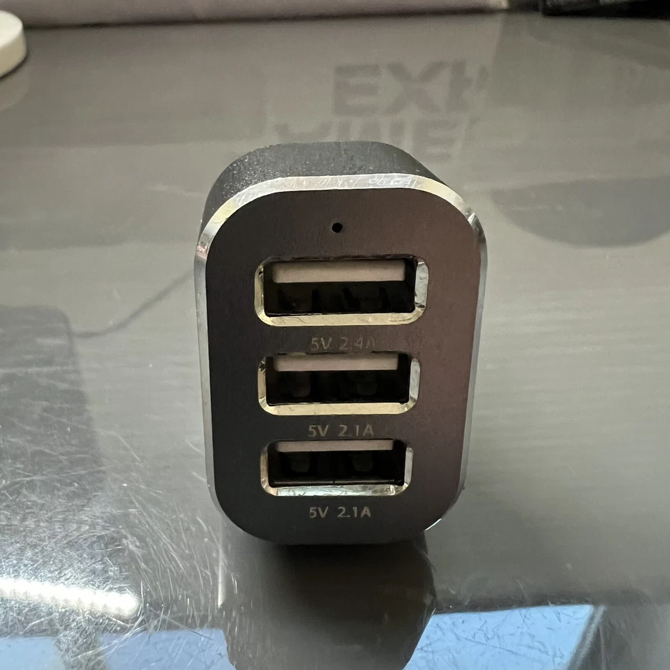 Cargador de coche OMAKER adaptativo de carga rápida triple puertos Foto 2 de 2