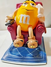 M&M MARS LAZYBOY DISPENSER, YELLOW, 1999 SITTING WITH THE M&M MAN!! (E1