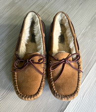 UGG Dakota Slippers Women s Size 6 Chestnut Suede Shearling Bow