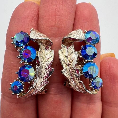 Vintage 1960s Clip On Earrings | Blue Aurora Borealis Rhinestones | Silver Tone - 第 1/8 張圖片