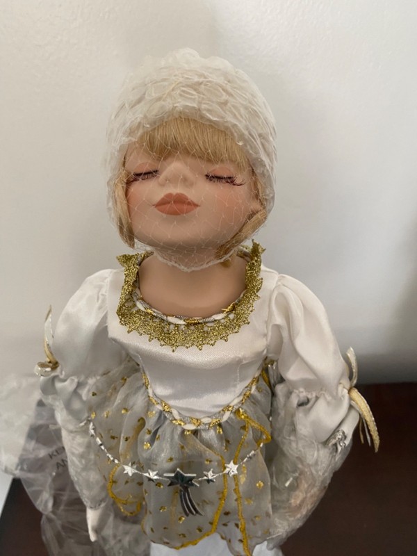 2002 Noel Porcelain Angel Doll Hand painted & detailed Heritage Signature LN
