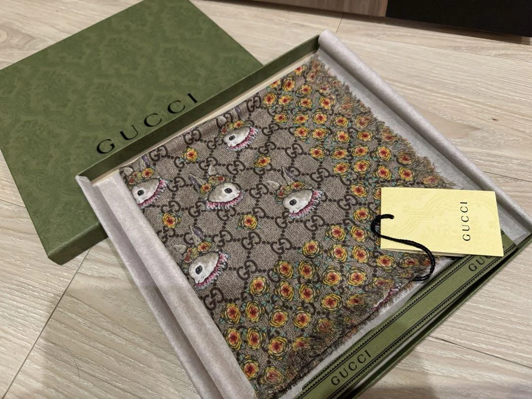 Gucci x Yuko Higuchi rayonne soie carrée écharpe lapin avec boîte jamais utilisée JP
