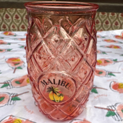 Malibu Sammler-Bar-Glas pink/rosa mit Rautenmuster & Malibu Logo