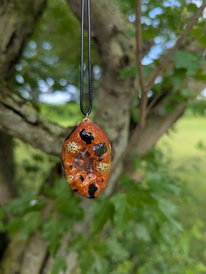Collar de orgonita 'pastel de frutas' para protección, conexión a tierra y fuerza personal Foto 3 de 4