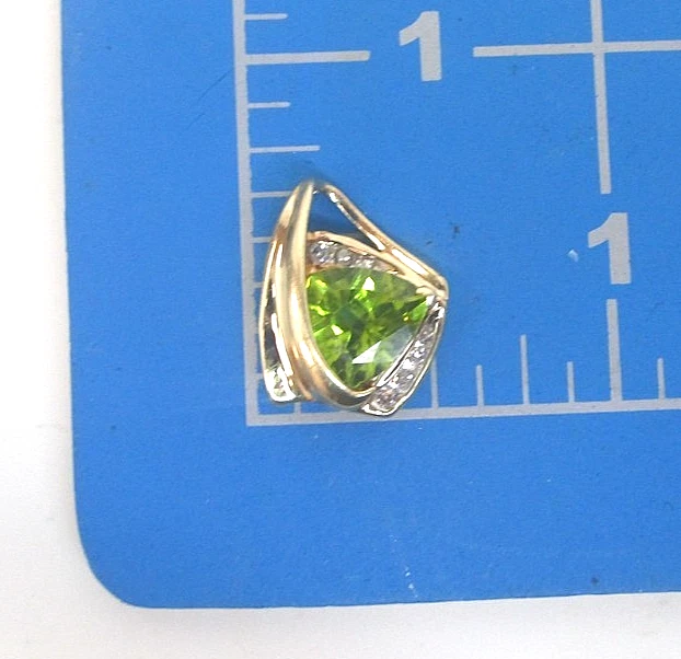 Colgante vintage de peridoto y diamantes de oro amarillo de 14k diamante real y peridoto Foto 4 de 4