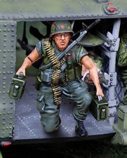 COLLECTORS SHOWCASE VIETNAM WAR CS01182 HUEY JUMPER AMMO CARRIER