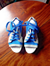 sandales bleues et blanches