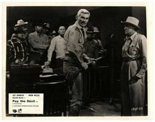 Tarjeta de vestíbulo original Pay the Devil Paul Fix Jeff Chandler sosteniendo rifle película negra