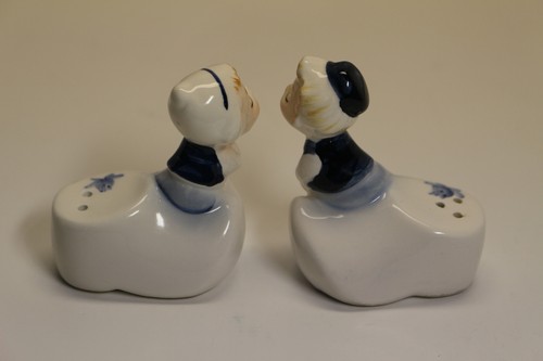 Vtg Dutch Boy & Girl Kissing on Shoe Blue White Enesco E5816 Salt Pepper Shakers - Picture 3 of 9