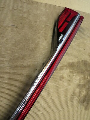 中古 レンツα-8 2019-2020 AUDI A8 S8 REAR CENTER OLED TAIL LIGHT 4N0.945.095.J OEM