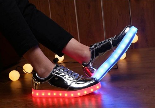 Scarpe con luci LED sneakers da ginnastica bambini suola luminosa colorata  USB | eBay