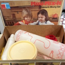 Vintage 1979 Tupperware Toys Mini Mix It Childrens Mixing Set with Box READ 