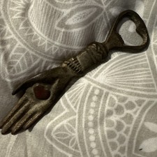 Otwieracz do butelek vintage ręka z sercem 