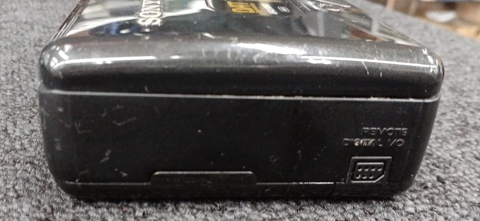 Sony TCD-D8 Portable DAT Recorder Digital Audio Tape Corder JUNK See notes - Image 4 of 4