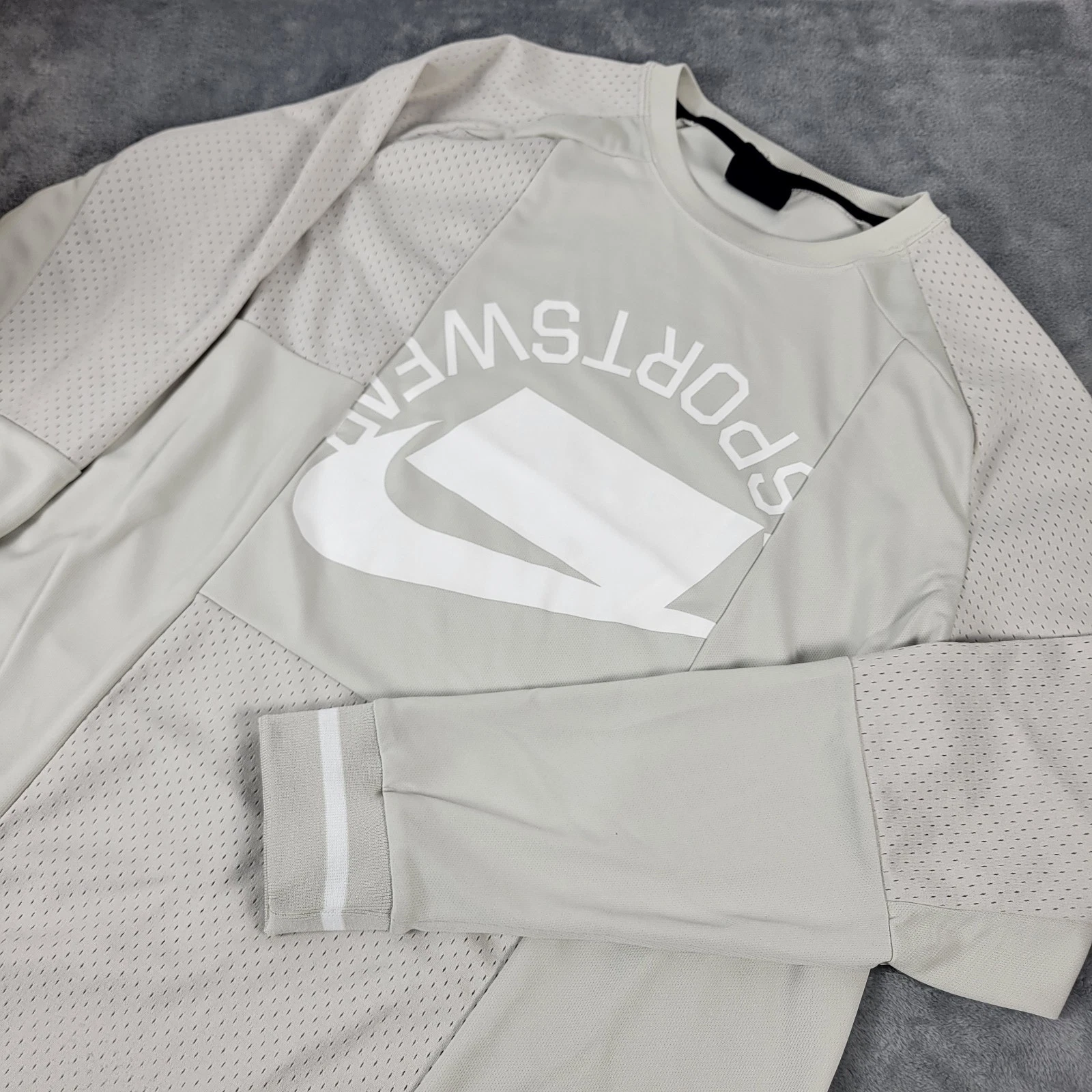 Nike Shirt Mens Size Large NSW Blocked Logo Long Sleeve Shirt Grey AR1960-072
Opens in a new window 