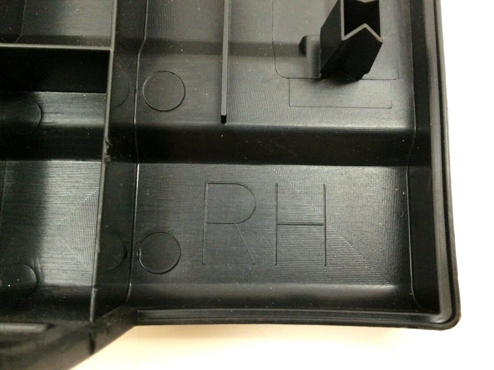 Задняя крышка поручня со стороны пассажира черная для пикапа Dodge Ram 1500 2010-2019 годов выпуска новая от оригинального производителя - Изображение 3 из 3