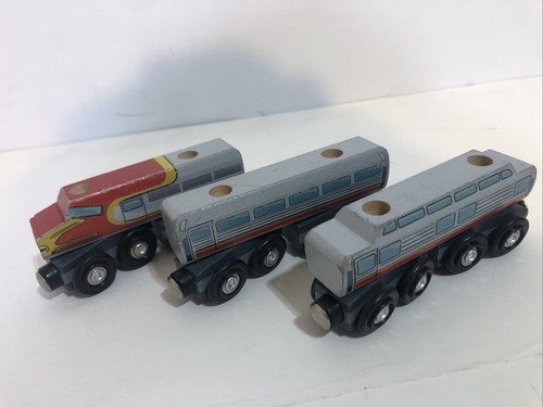 Thomas & Friends Wooden Railway Train -Passenger Train & 2 Cars - Picture 5 of 12