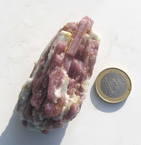 Roter Turmalin in Quarz, Rubellit Rohstein Mineral 103 g. (F318) Roter Turmalin in Quarz, Rubellit Rohstein Mineral 103 g. (F318)