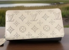 Louis Vuitton LV Long Zippy Wallet Pink Mahina 2286643