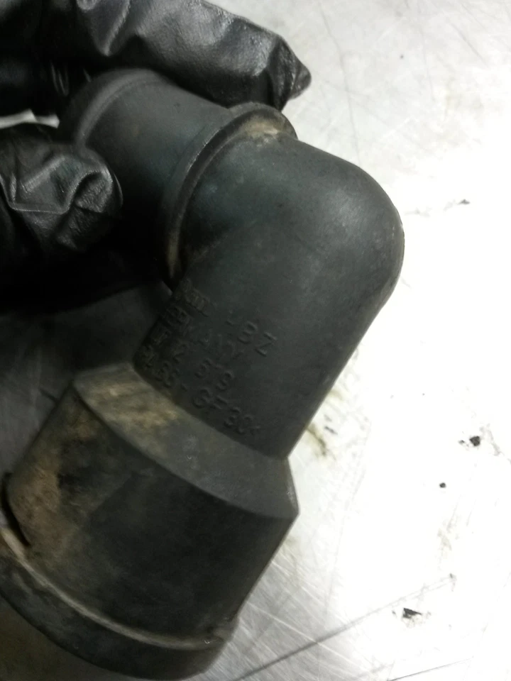 Впускное отверстие охлаждающей жидкости для 96-99 Volkswagen Jetta 2.0 - Изображение 4 из 4