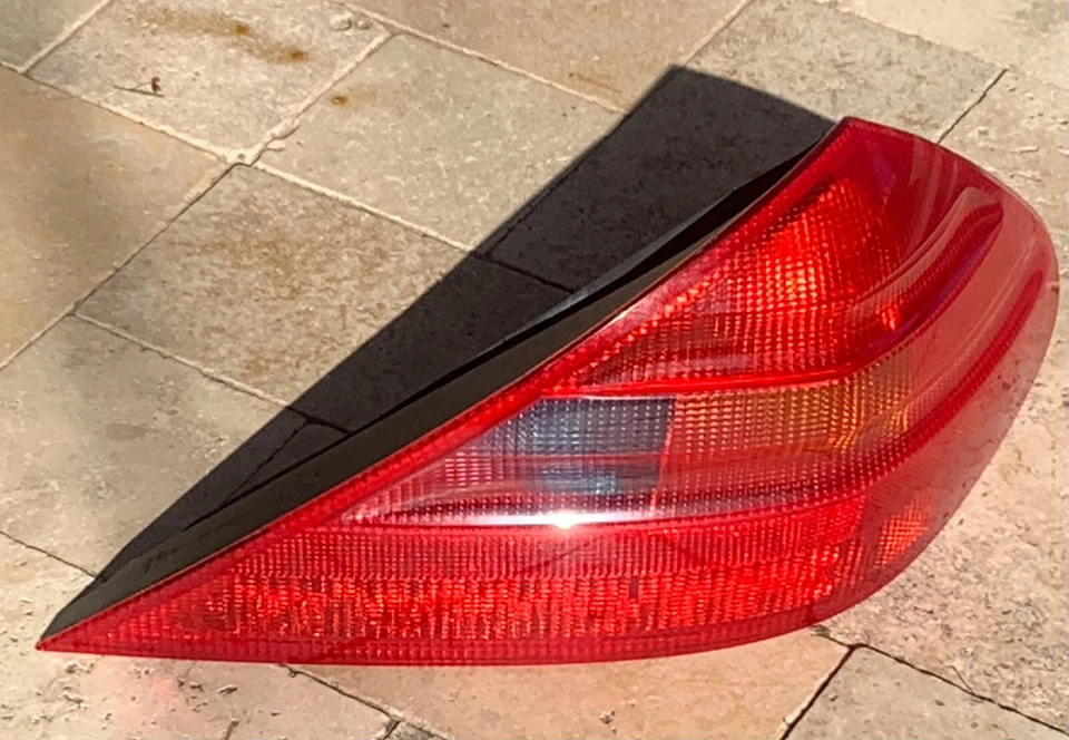 Conjunto de luz trasera derecha mercedes-benz sl500 o sl600 a2308200264 Foto 2 de 4