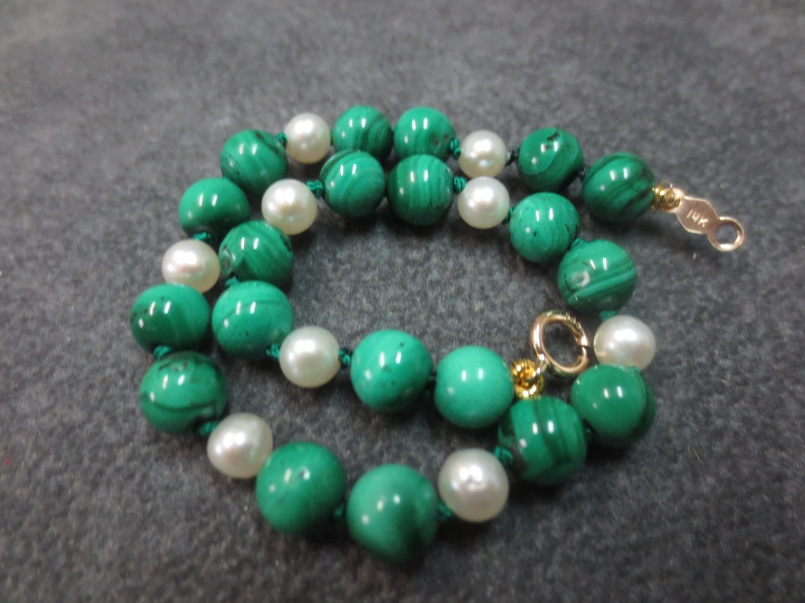 OFF WHITE Bracciale perle malachite chiusura a molla 14 carati con perle coltivate lucenti 7 1 8"