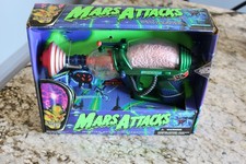 Mars Attacks Martian Brain disintegration Green Gun sealed NIB wear to box 1996