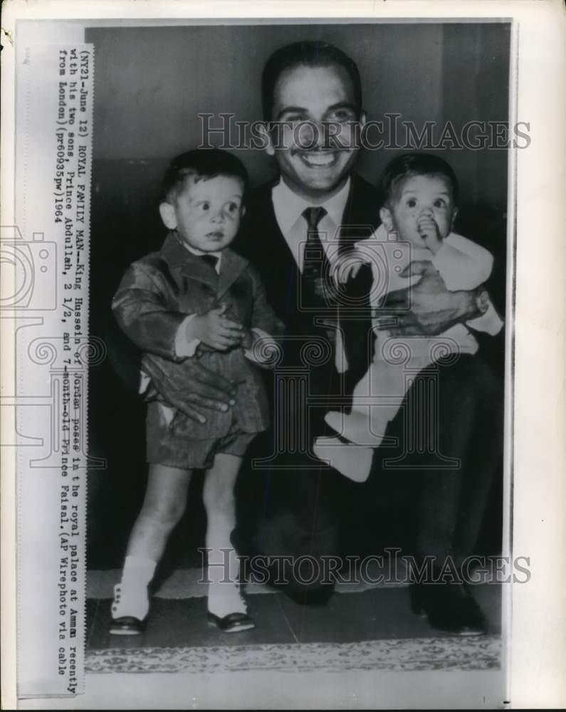 1964 Press Photo King Hussein holds sons Princes Abdulla Faisal