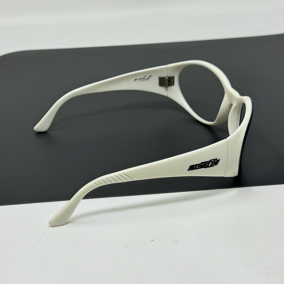 VINTAGE ARNETTE Hot Cakes White And Black No Lenses