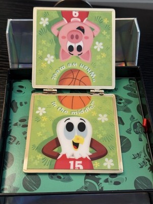 VeeFriends 2024 Meet Me In The Middle Pin /300 Patient Pig / Eager Eagle
