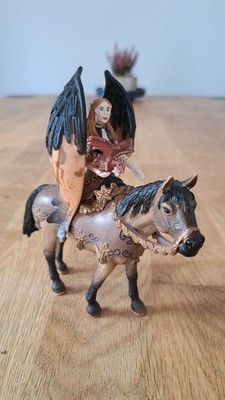 Schleich - Bayala-Reihe Dunkelelfe ''Surah'' mit Pferd