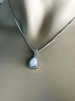 3 kt Birnenschliff Laborgefertigter Feueropal Damen Kette Anhänger 14 K Weißgold Finish