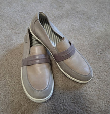 Taos Women s Leather Slip-On Flat Round Toe Logo Rubber Sole Beige 8