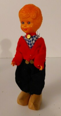 SCHLAFENDE BLAUÄUGIGE HOLLÄNDISCHE JUNGE SOUVENIRPUPPE. HOLZKLOGS, ORIGINAL KLEIDUNG